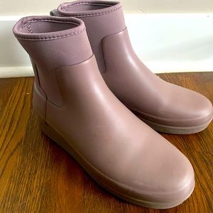 Lavender Hunter boots. Womens size 8.